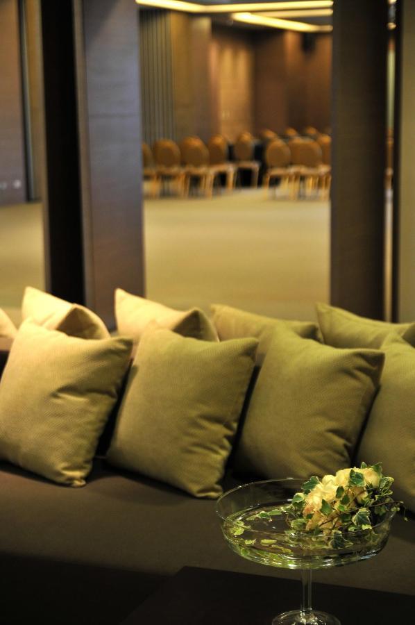 Academy Hotel Tajnan Kültér fotó